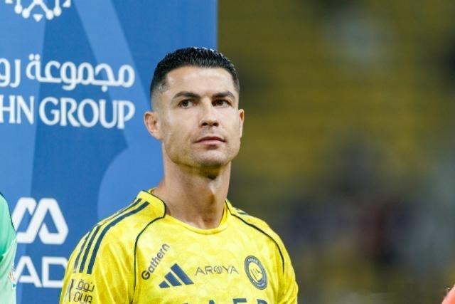 C罗连续两场联赛拒绝为利雅得胜利出战，引发外界持续关注。C罗为何罢赛？从多家媒体