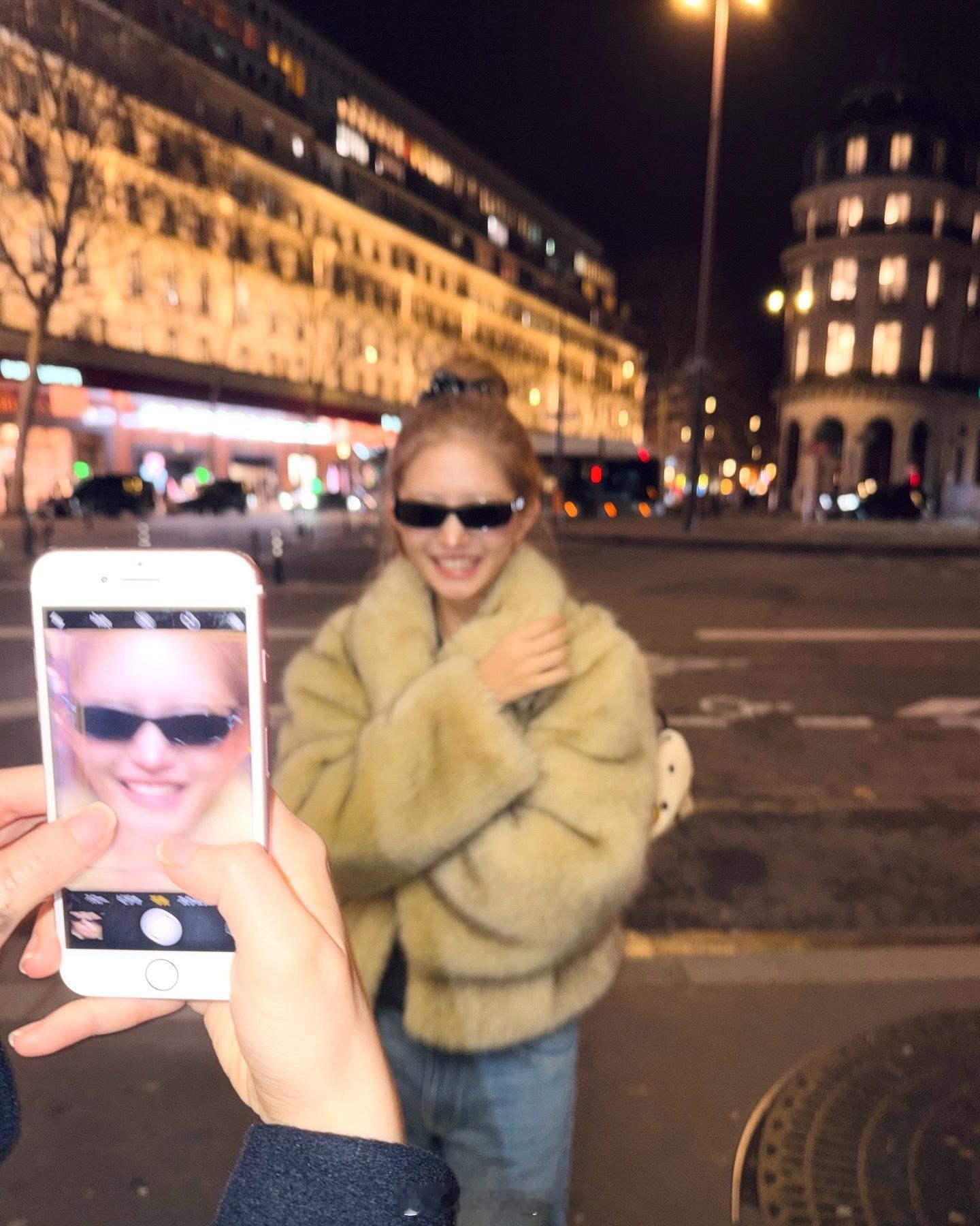 直井怜in Paris街头拍照 