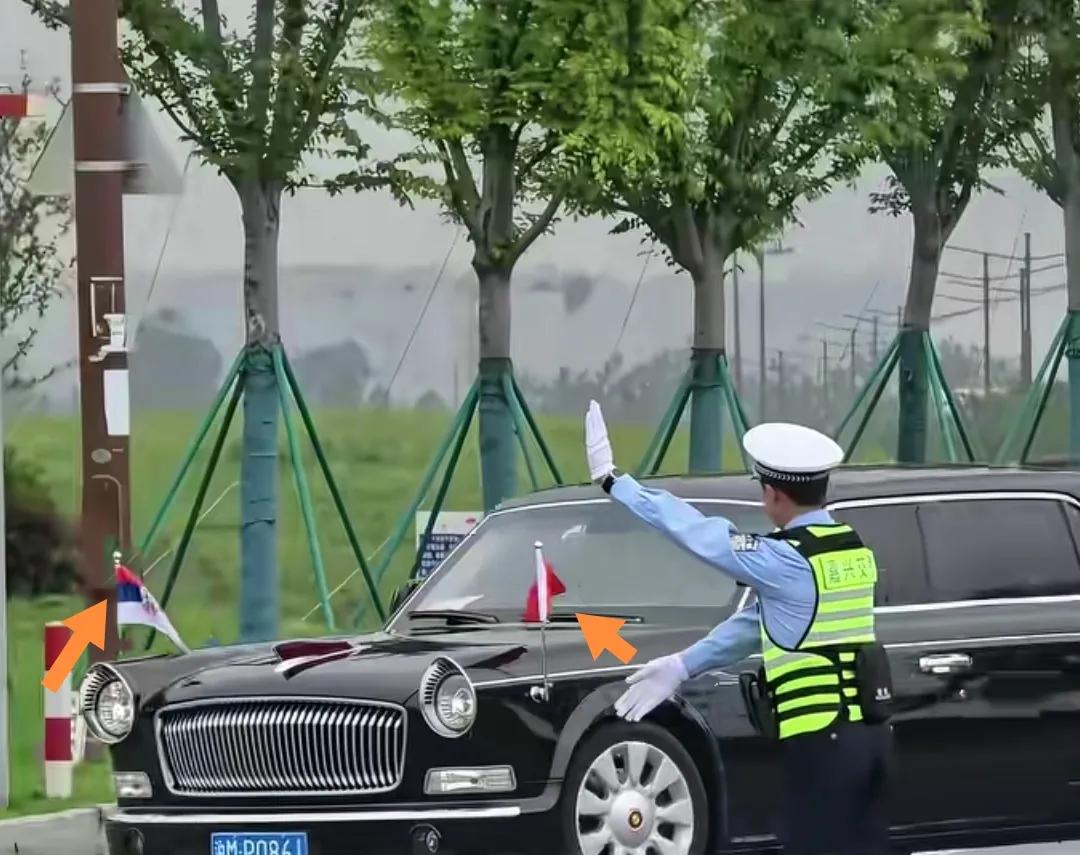 塞尔维亚总统武契奇乘坐车前插“两国国旗”的红旗轿车抵达嘉兴。
