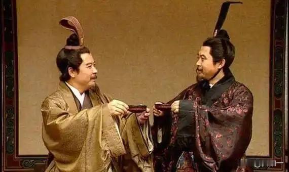 东汉末年，天下纷争四起，群雄割据各显神通。在这场逐鹿天下的游戏中，刘备堪称最没有