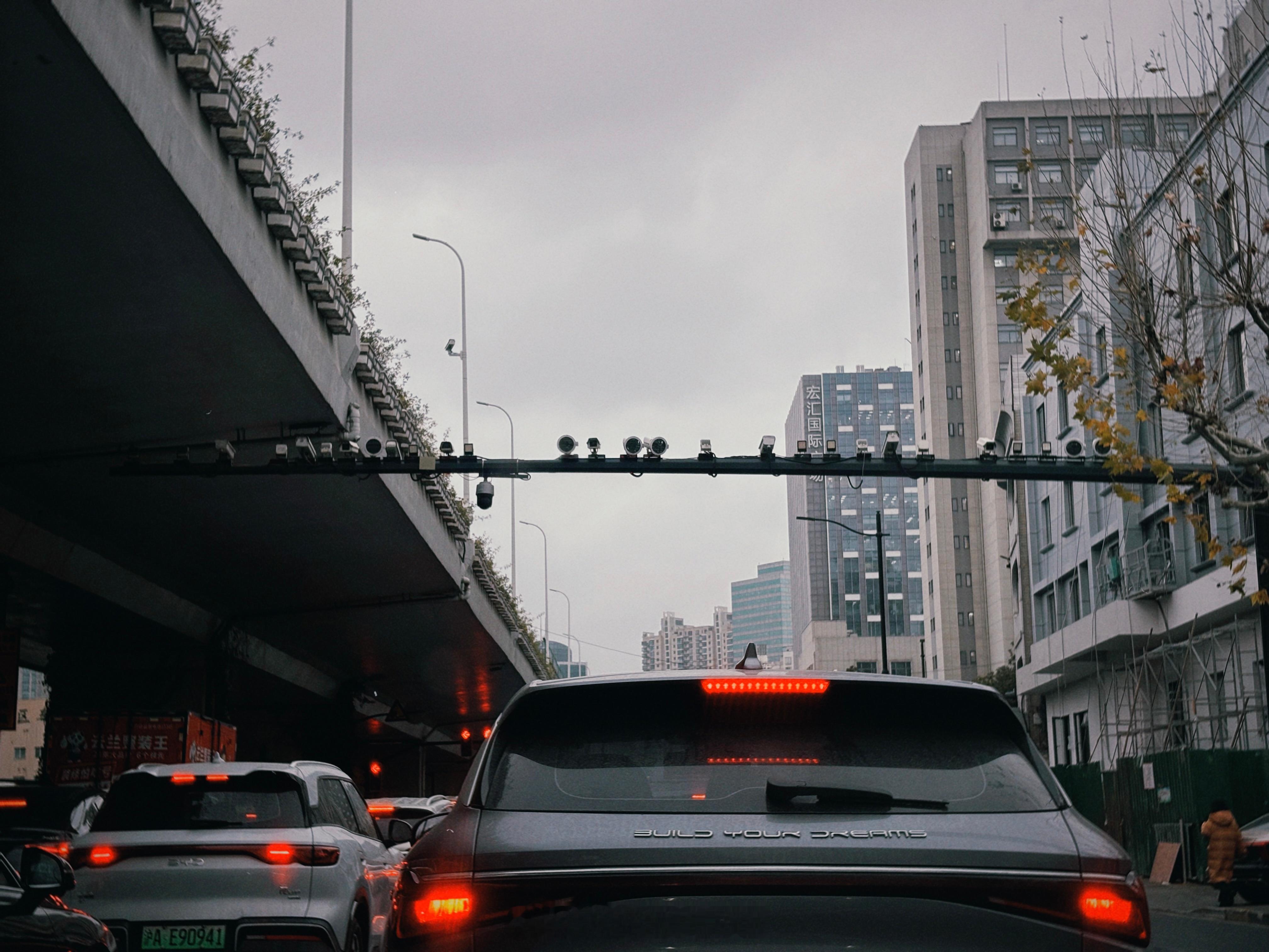 中山西路吴中路这个口的摄像头不是一般的多啊，是特别多。我数了下，有 28 个。交