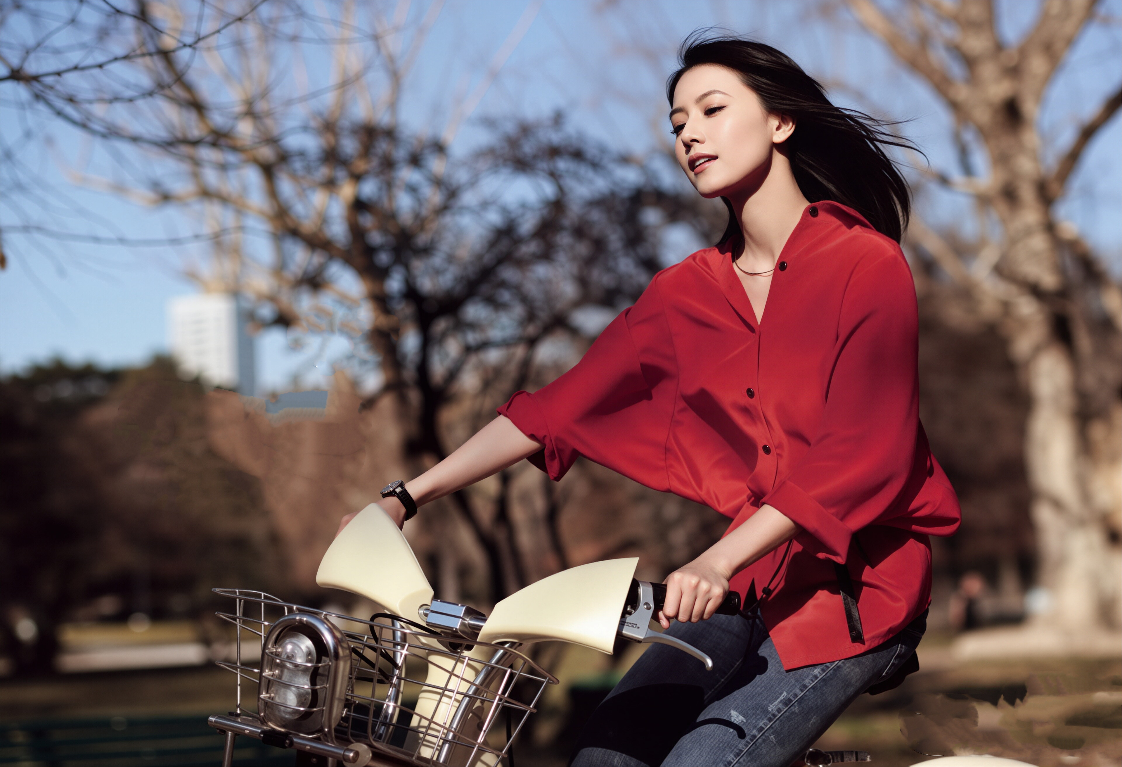 高圆圆 骑上单车，红衬衫在春日里格外亮眼，发丝随风扬起，松弛感拉满。利落的牛仔裤
