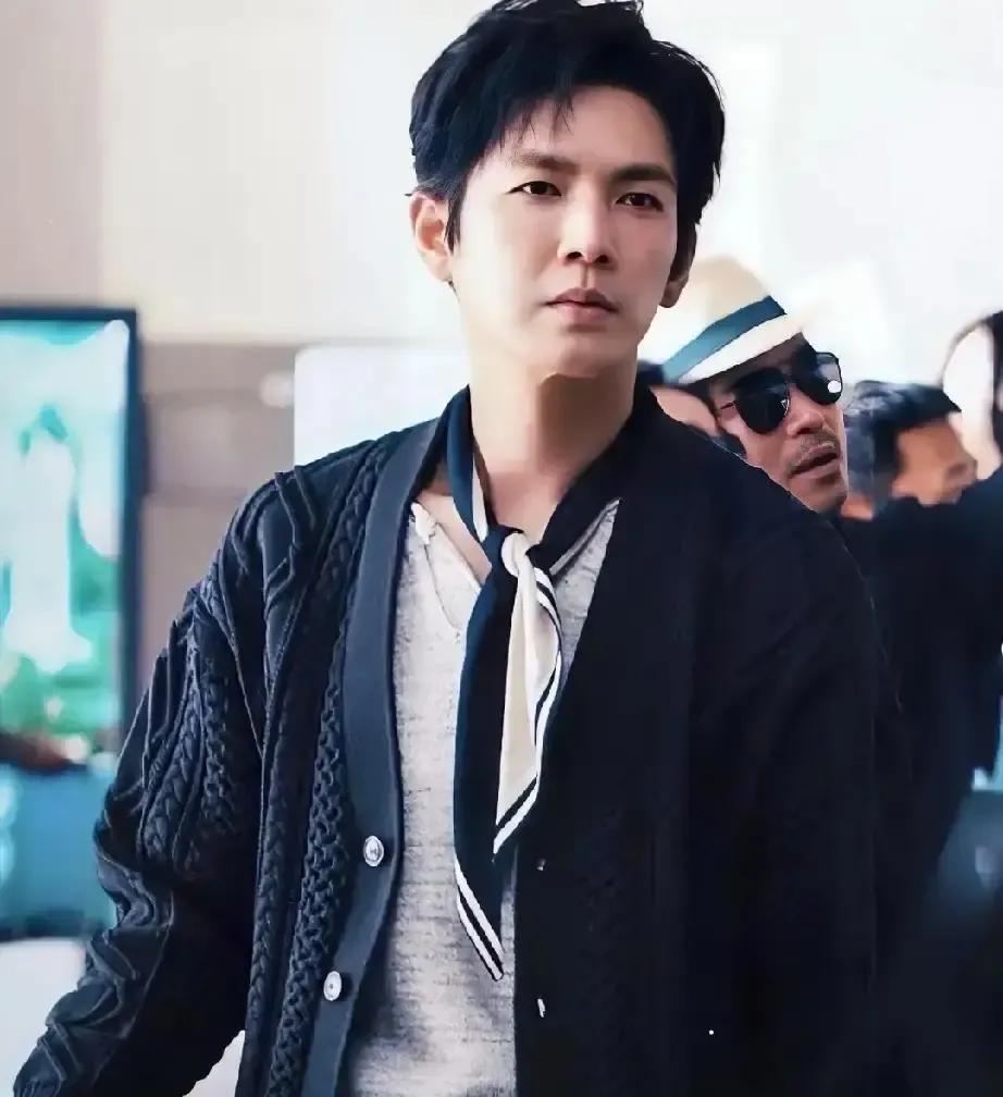 钟汉良在《亦舞之城》里一开口我就愣住，这声音跟记忆里那个冷面律师完全对不上号。