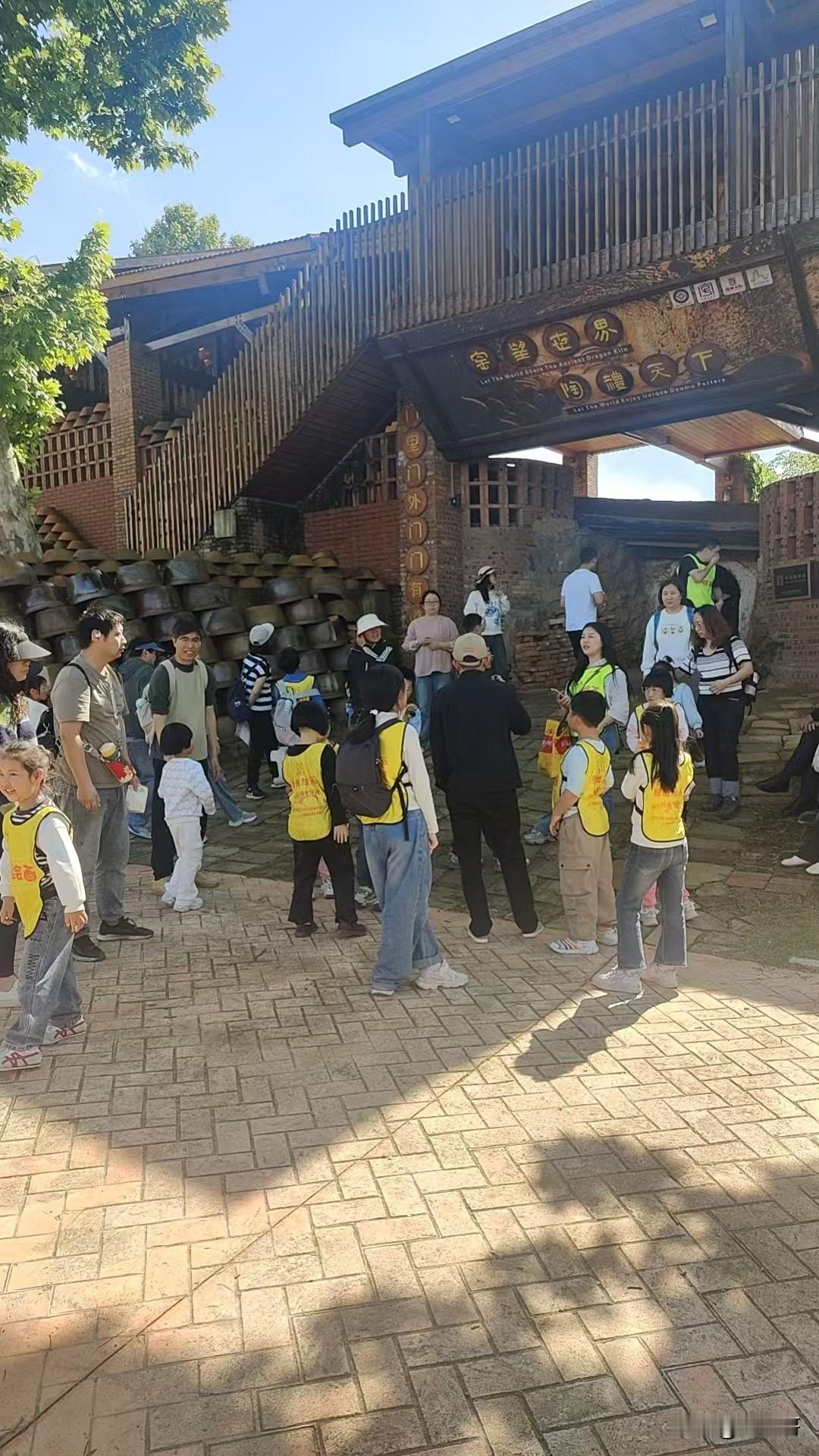 乡村假日值守，守护一方安宁。
假日里的乡村，迎来八方游客。在重返大地路口和痘姆陶
