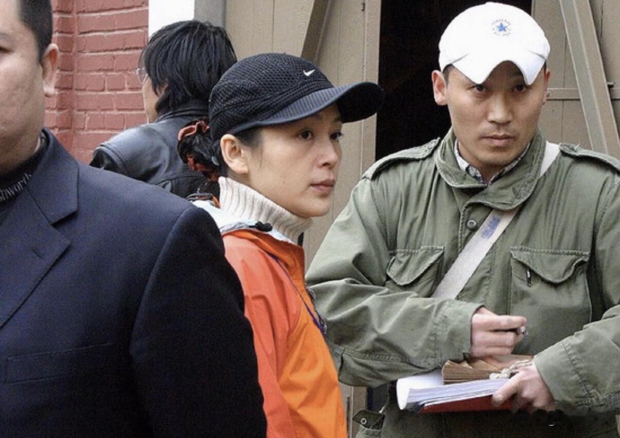 素颜随性，褪去荧幕精致，只剩踏实的剧组日常。