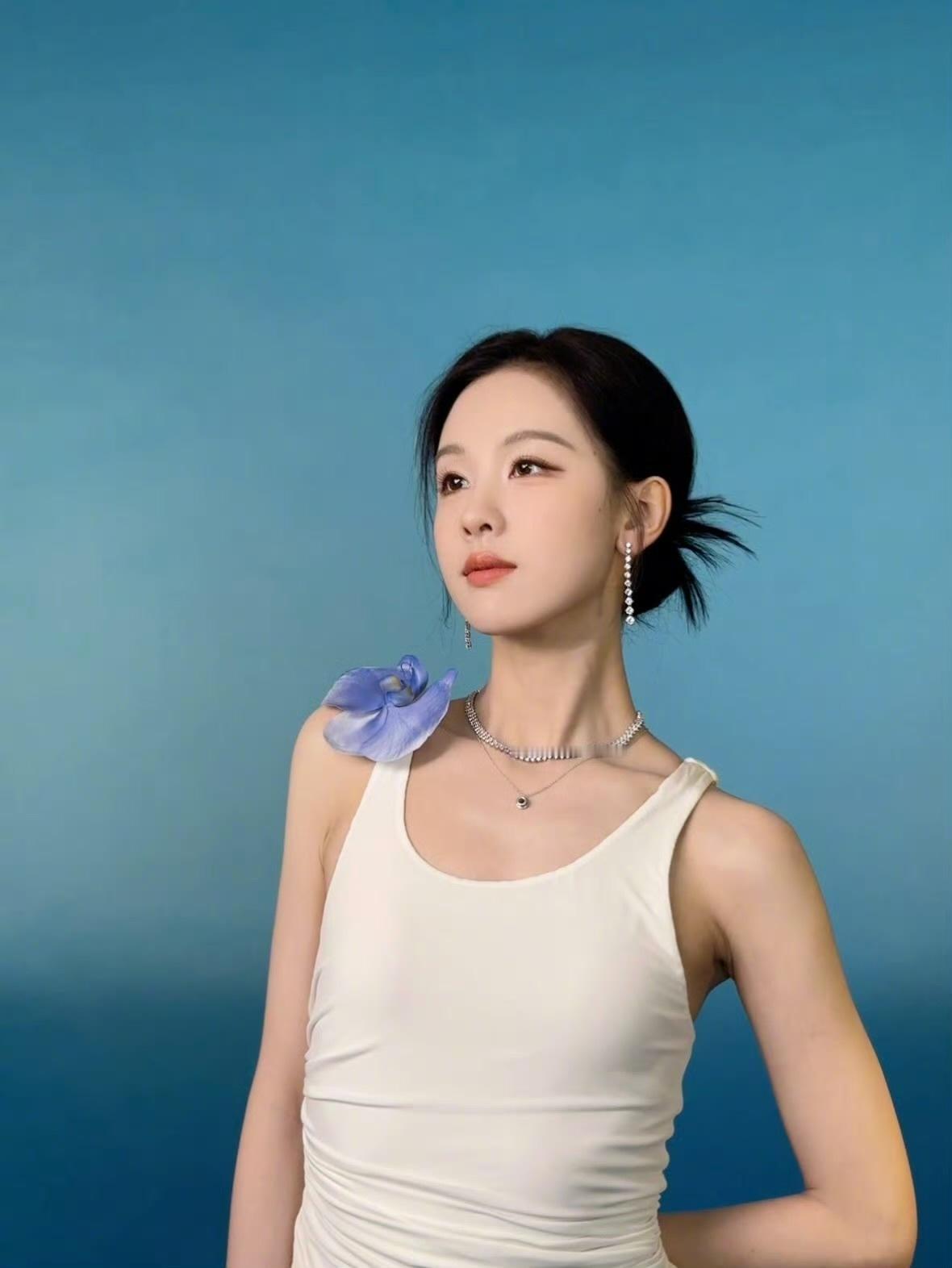 陈都灵内娱第一位饭拍路透破千万点赞陈都灵贵女 分享live图[来抱抱]是又美又贵