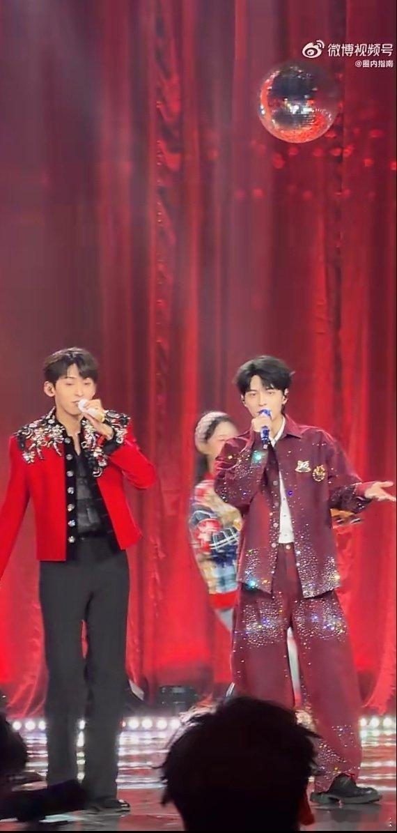 唐九洲就这么等着和蒲熠星击掌 谁还没被这个击掌名场面圈粉！唐九洲执着等待蒲熠星，