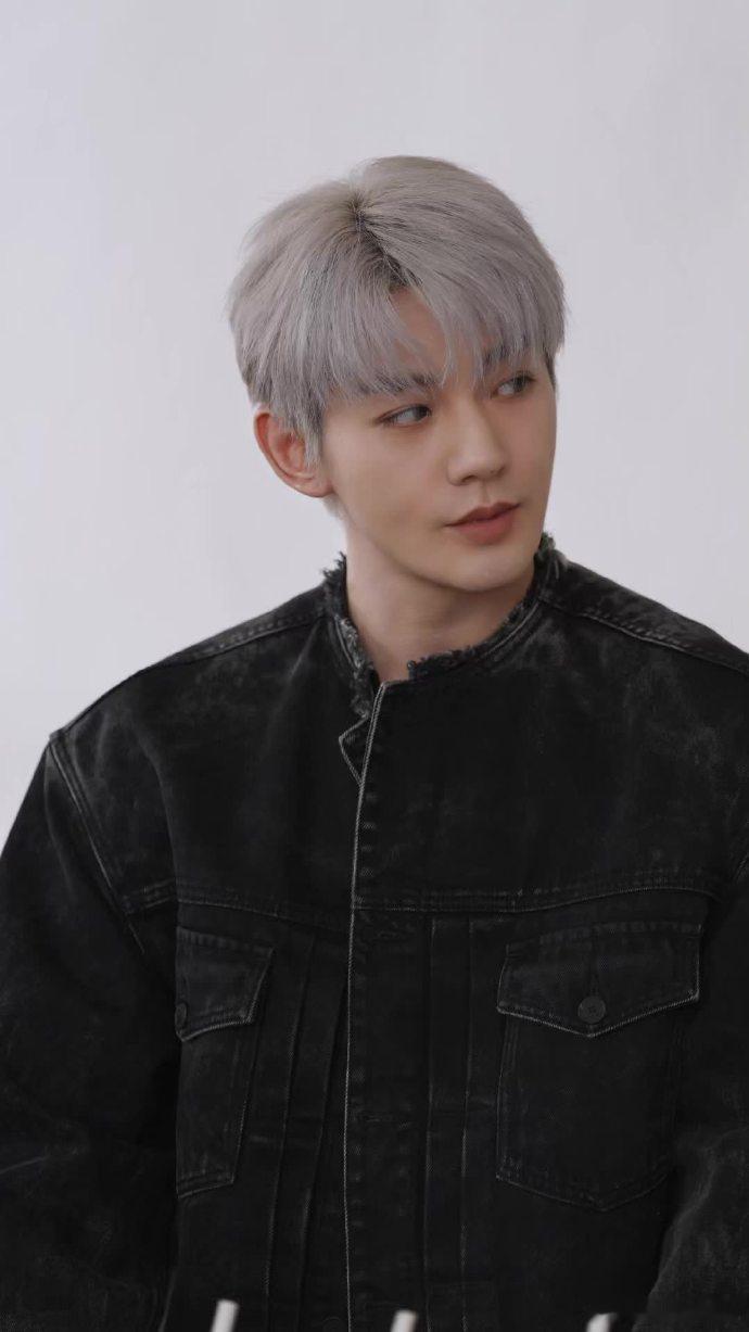 邓为牛仔夹克白发顺毛look邓为白发可食度 邓为牛仔夹克白发顺毛look，谁来懂