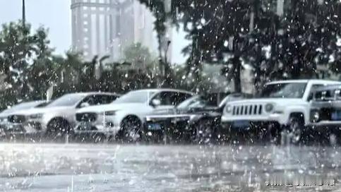 五一假期将至，出行热度持续攀升。南方多地却迎来强降雨与降温天气，江南、华南部分地