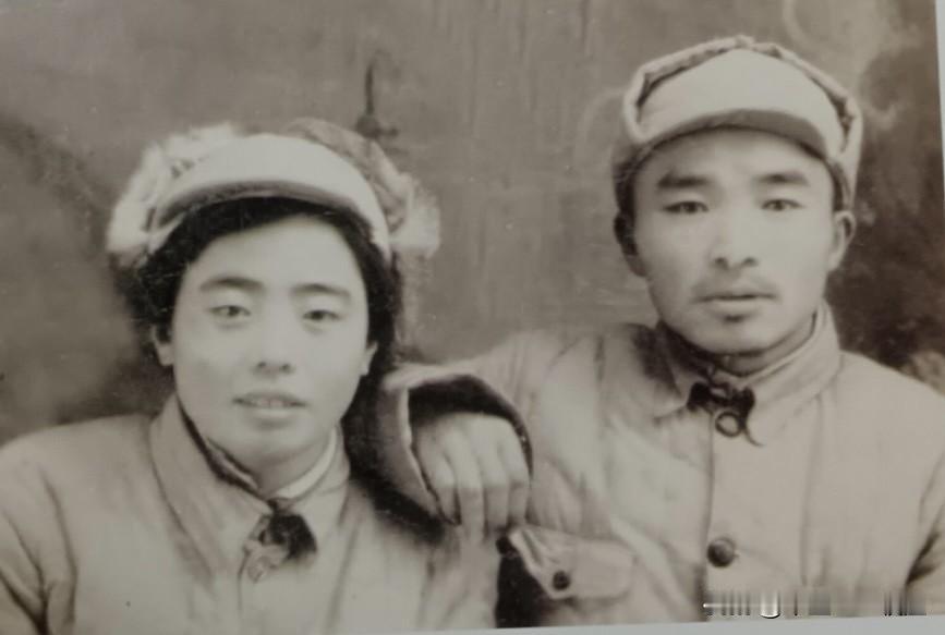 这张照片是解放战争时期一对军人夫妻的合影。他们穿着土布制作的军装，没有佩戴领章和
