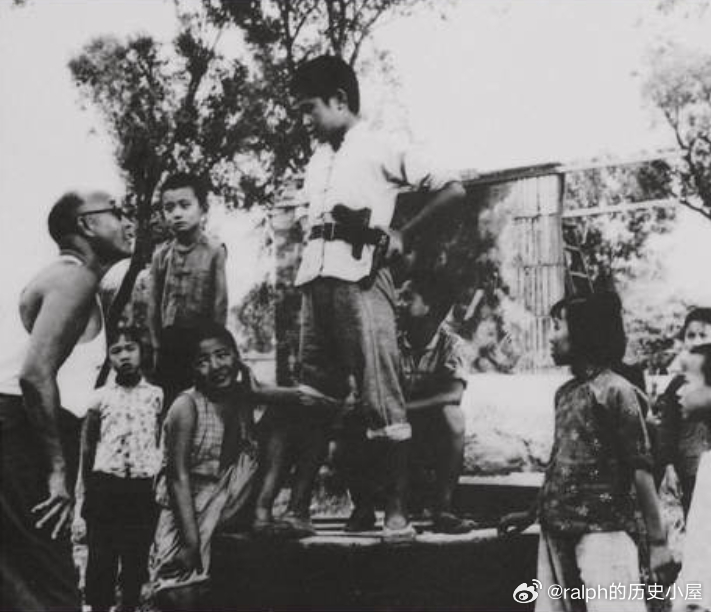 1963年影片《小兵张嘎》导演崔嵬为张嘎的扮演者安吉斯（台上站立者）和胖墩的扮演
