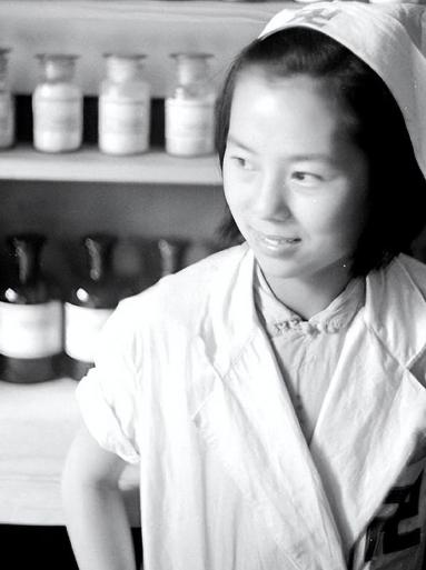 1927年，陈赓腿伤住院休养，在他熟睡时，一个姓李的护士悄悄凑到耳边，让他赶紧撤