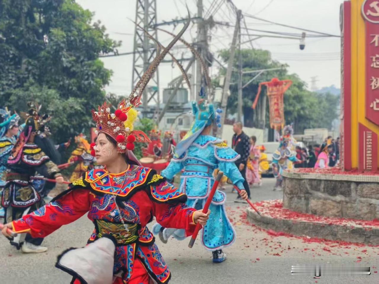 小时候被教育是封建迷信，现在是传承，潮汕人对拜老爷还有对吃的执着深刻在血液里！潮