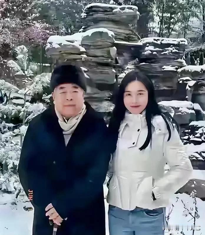 夫妻本是同林鸟
大难临头各自飞
87岁国画巨匠范曾
37岁新婚妻子雨萌
结婚一年
