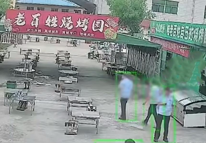 还记得举报元代沉船青花杯少一件的那位张先生吗，他的烧烤店无奈关门了！

因为自从