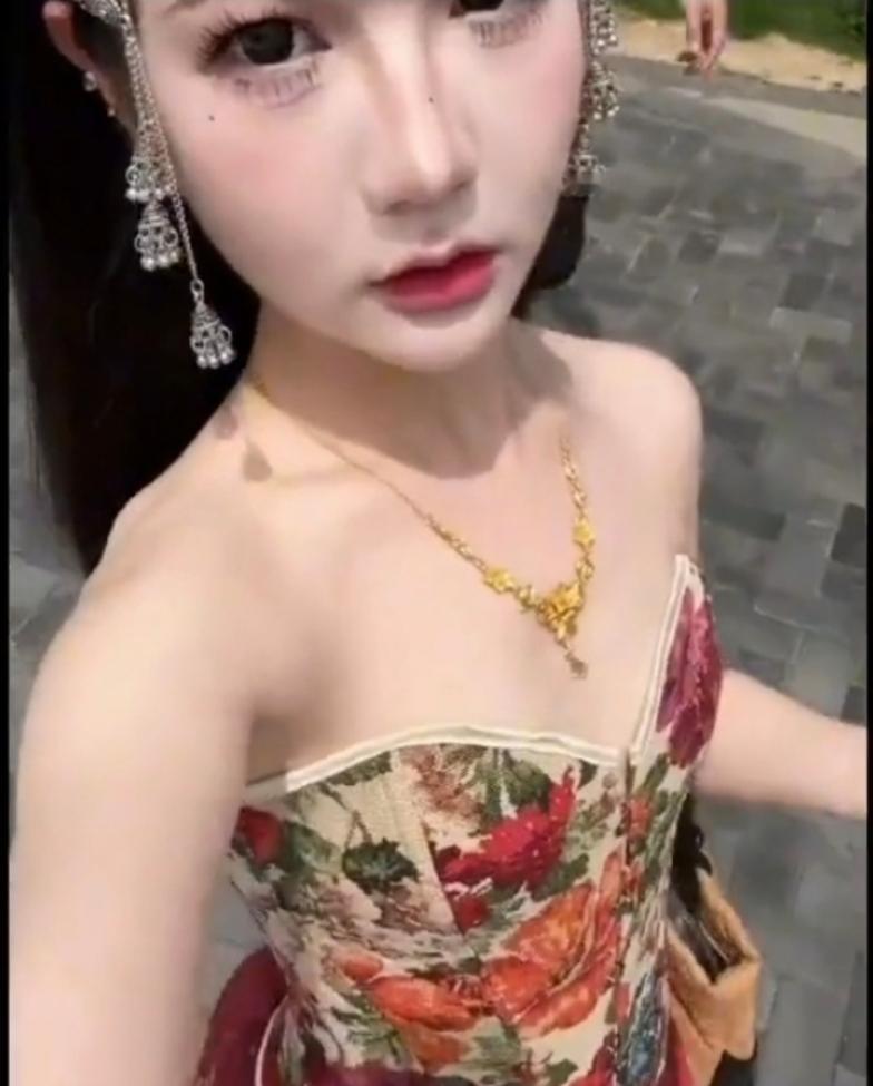 江苏徐州宝莲寺这名女生的吐槽视频，看得让人直呼尴尬！
 
一身碎花抹胸还露着肩，
