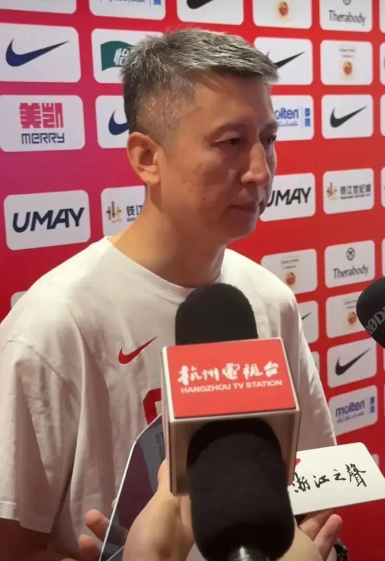 热身赛打完，男篮主力首发阵容如下：

胡金秋，5号位的首发，现有大名单，没人比他