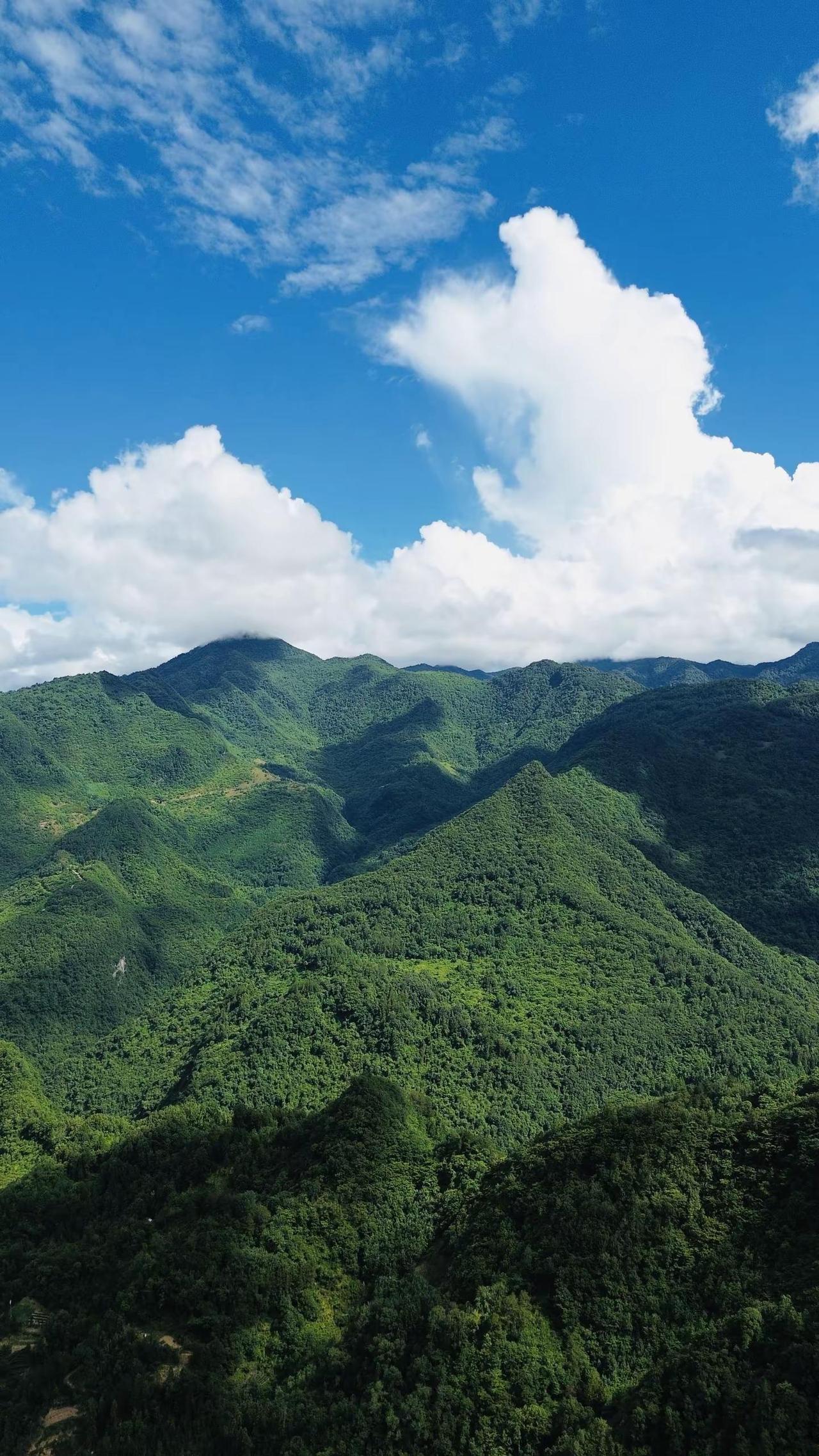 藏在大山里的美景。大山深处自然美景