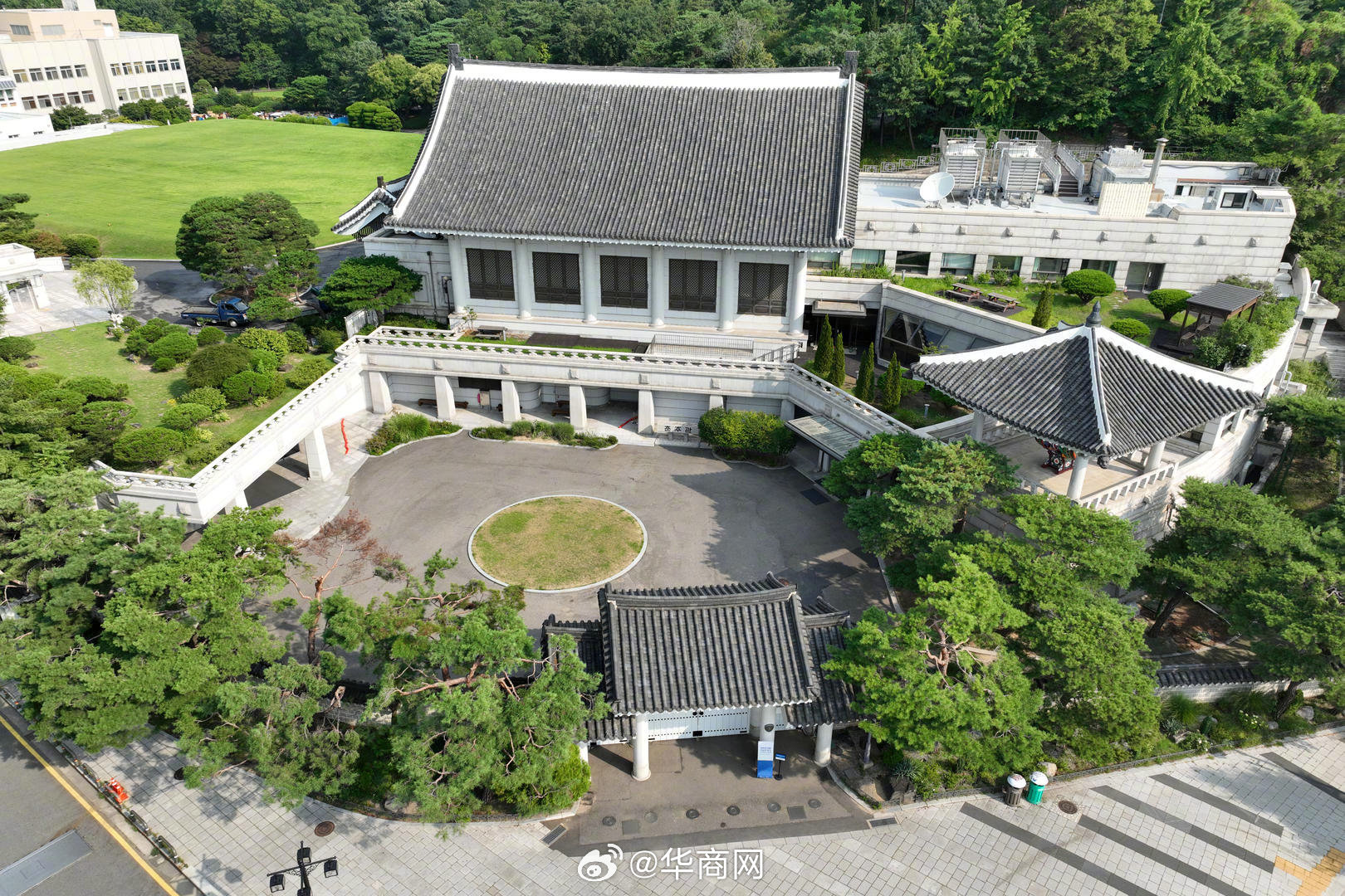 【 该地空置三年多建筑严重老化，正进行全面修缮】据报道，消息人士称，韩国总统办公