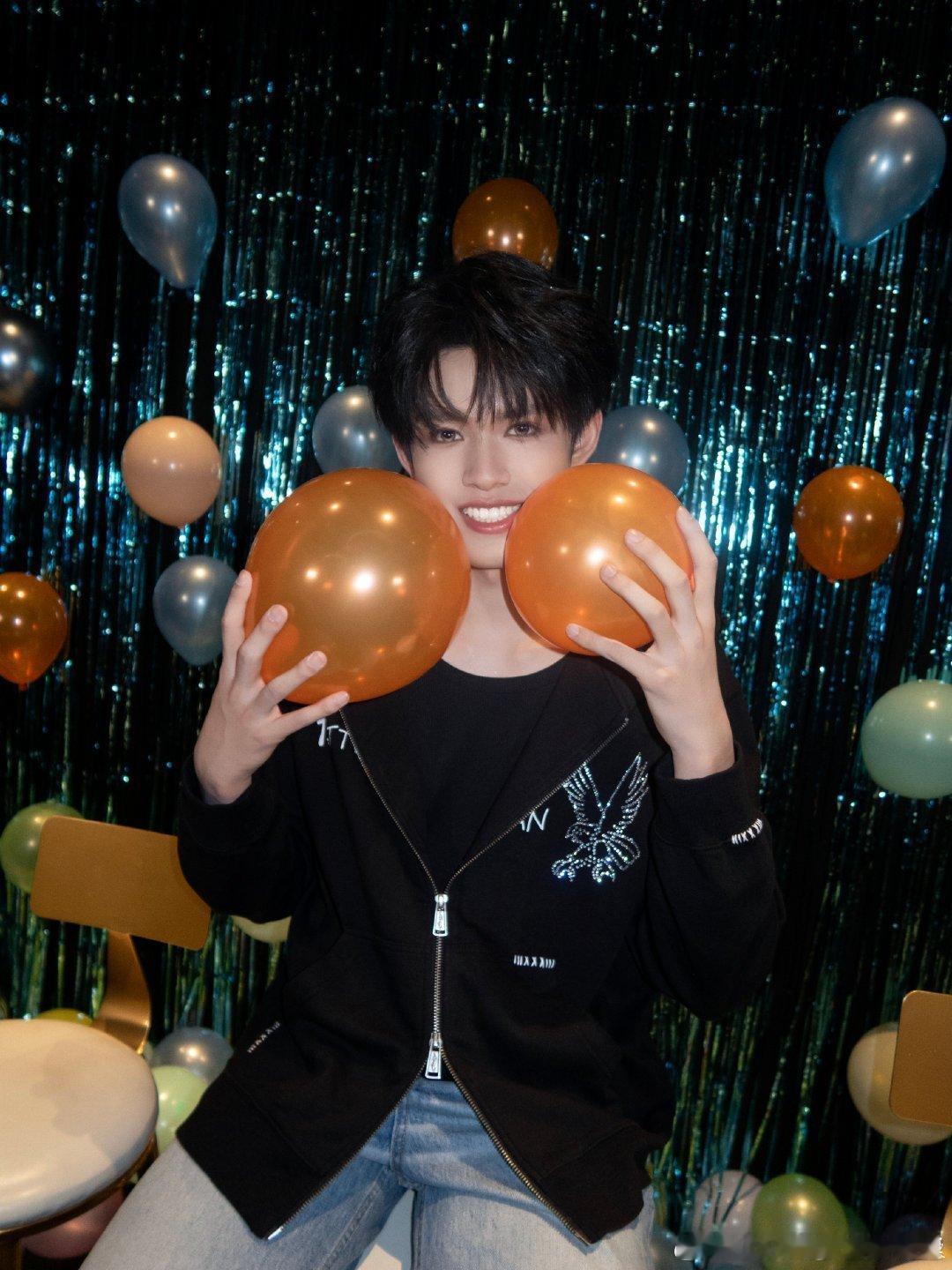 张极直播 从生日直播到成长分享会，再到团体演唱会直播，张极始终以真诚对待粉丝，每