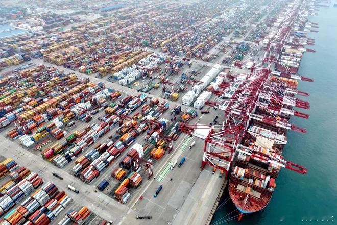 【特朗普称“我们现在正处于一场贸易战之中”】[“一场”？难道不是与全世界搞贸易战