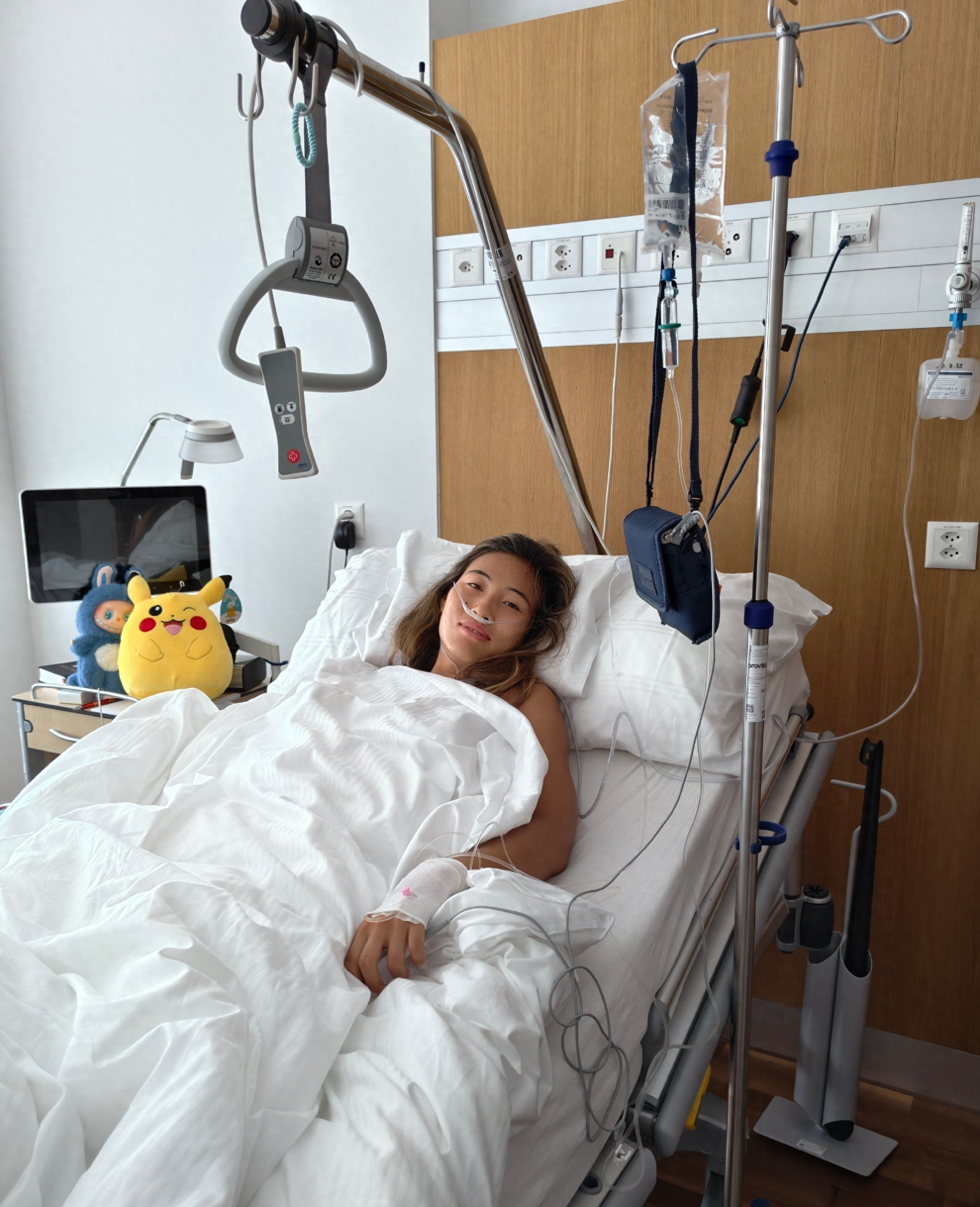 中国女子网球现役一姐郑钦文近日进行了右手肘部手术，目前手术已顺利完成，正在积极恢