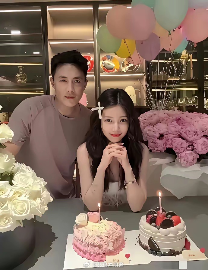 杜淳这是把老婆当女儿养了吧？他老婆的实际年龄差不多40岁了，但实际上看起来跟20