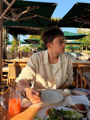 黄景瑜八月拍的自己黄景瑜好宽的背影 果然是我们运动感满满的帅哥呀，看到黄景瑜八月