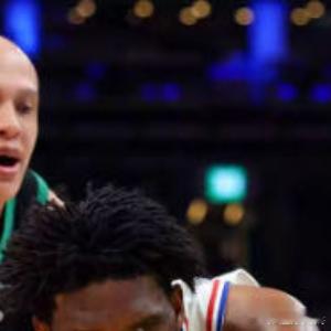 4月29日，NBA季后赛首轮G5凯尔特人回到主场对阵76人，凯尔特人在塔图姆与布