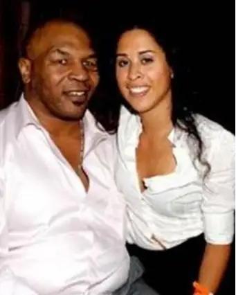 1992年，拳王泰森因强奸罪入狱服刑。在监狱里，泰森与一位女狱警发展出了一段不寻