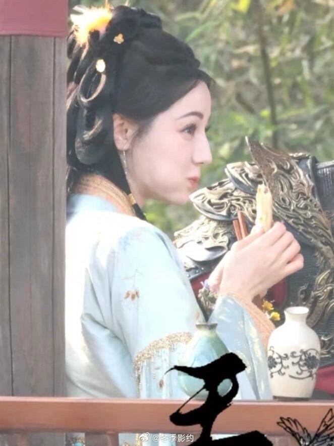 理解热巴为啥四百年没食欲了看着她在黑白质感里的样子，整个人都透着一股无力感，长时