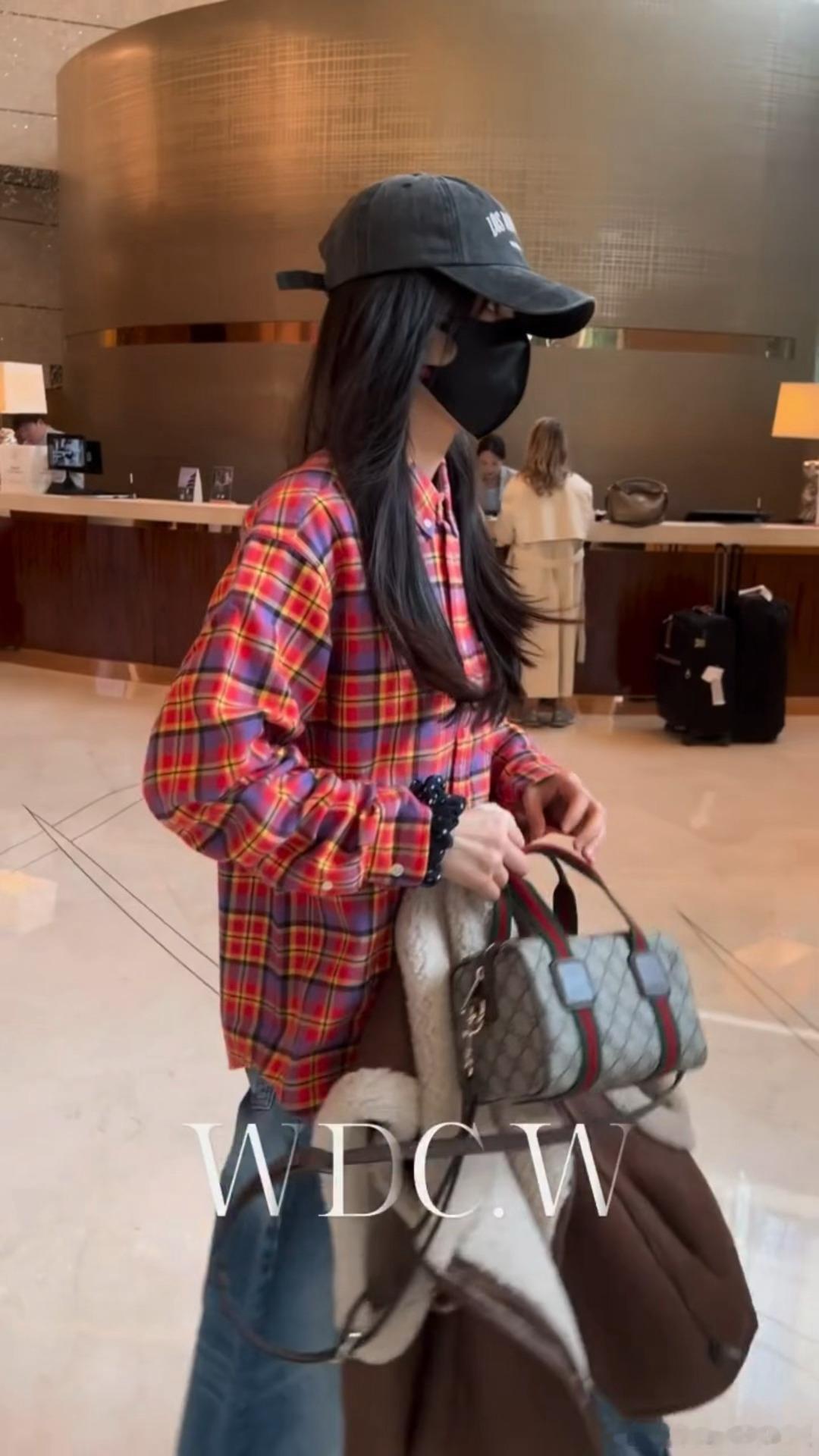格子衫梦女田曦薇[抓狂]这个小田哪里来的这么多格子衫！出妆的固搭，因为害怕弄乱造