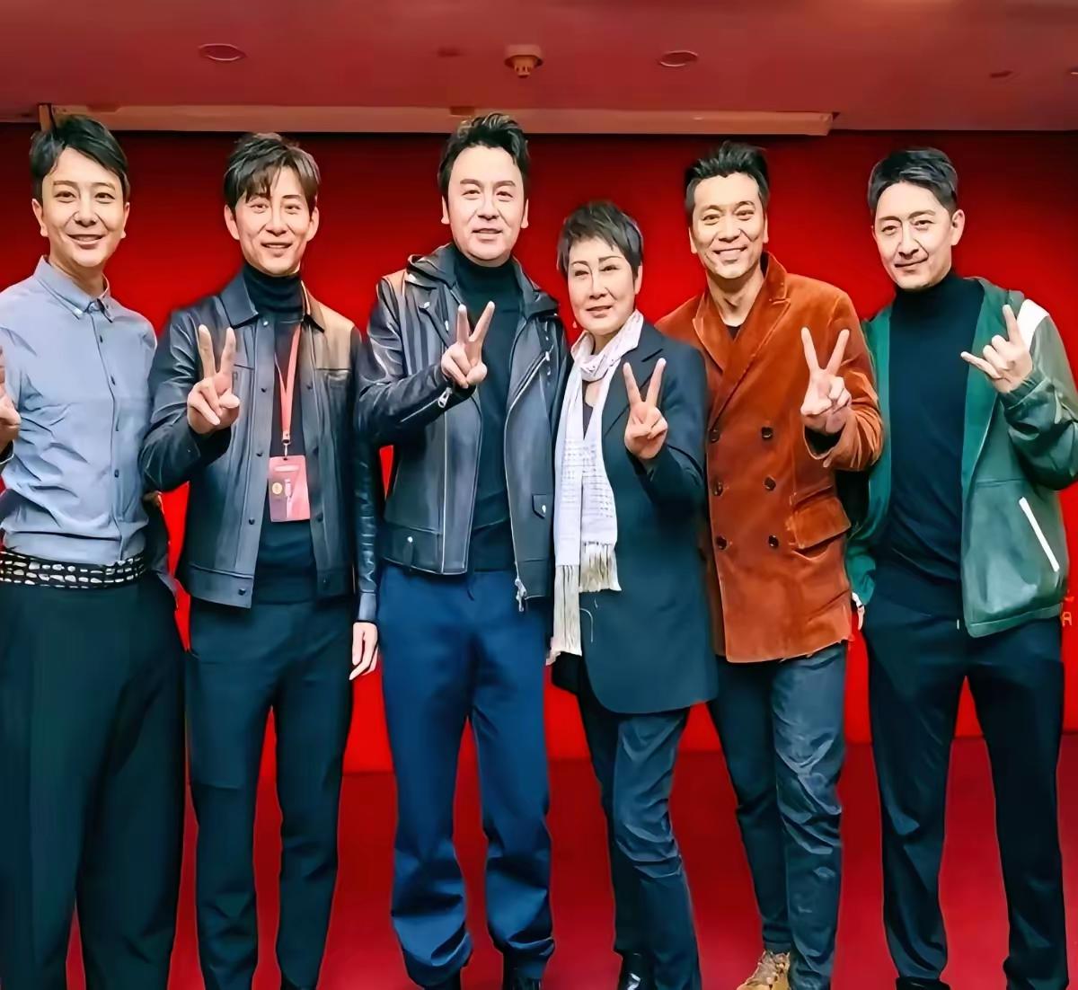 这张6人合照，我一眼就认出了酷似黄晓明的大帅哥孙之鸿，还有发型犀利的雷佳音，秀发