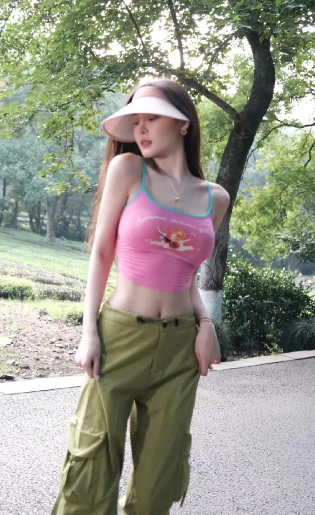 汪小菲前女友张颖颖分享了夏日随拍，粉色小背心搭工装裤看着清爽舒适，而且也给炎炎夏