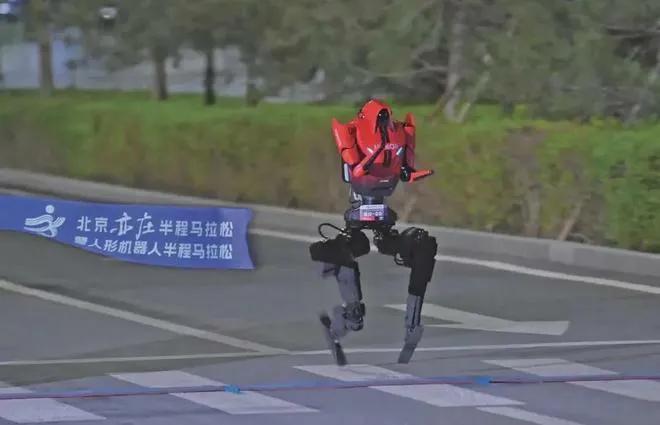 谁懂啊！机器人和人类一起跑马拉松了！
 
今天北京亦庄的半程马拉松赛道上，上演了