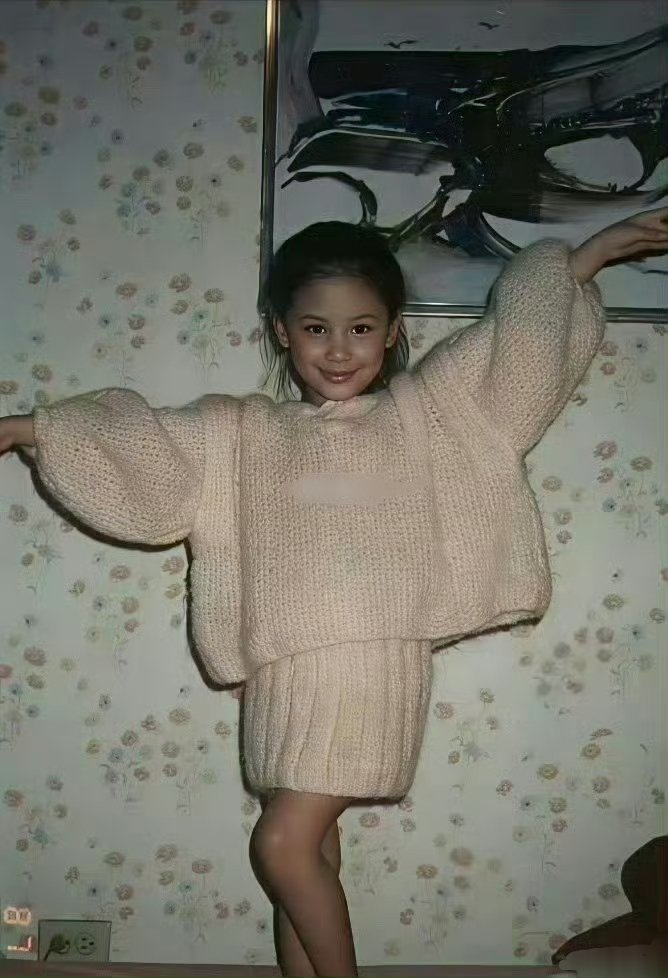 谁能预料到这个不起眼的小女孩，将来会红遍大江南北！ 