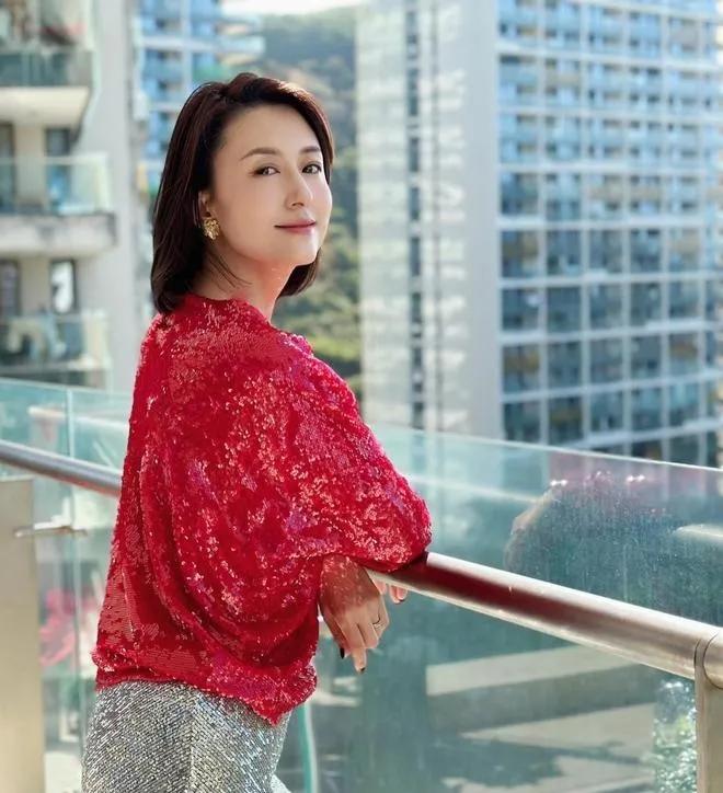 张蕾这一身太亮眼！✨
红银亮片撞色，明艳又高级，气质绝了。
 
张蕾 亮片穿搭