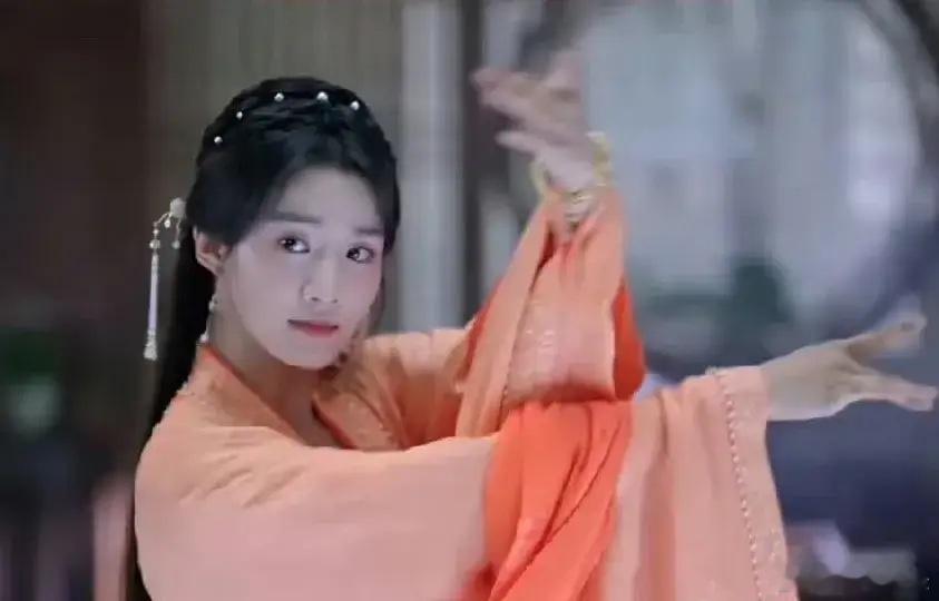 卢昱晓才是最应该感谢郭敬明的人！当初拍《云之羽》，郭敬明给女主虞书欣说，我一定会