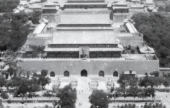 1945年，蒋介石的半身画像第一次挂在天安门的城楼上，这个画像足足有两层楼那么高