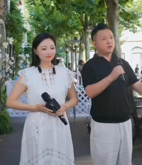九哥和安冉老师在湖北恩施苏马荡合唱《等你回来》时，他热泪盈眶，唱不下去了。
目睹