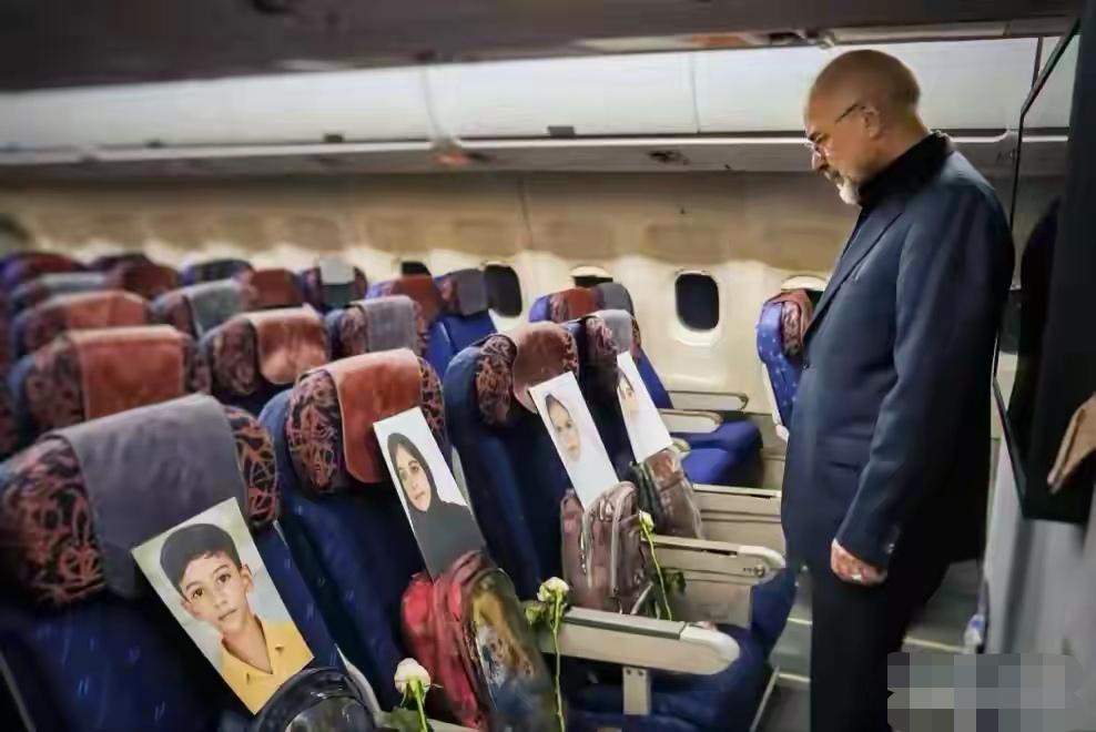 一幅很悲壮的图片，死亡儿童的照片作为伊朗代表团的飞行同伴，让人动容[流泪]
  