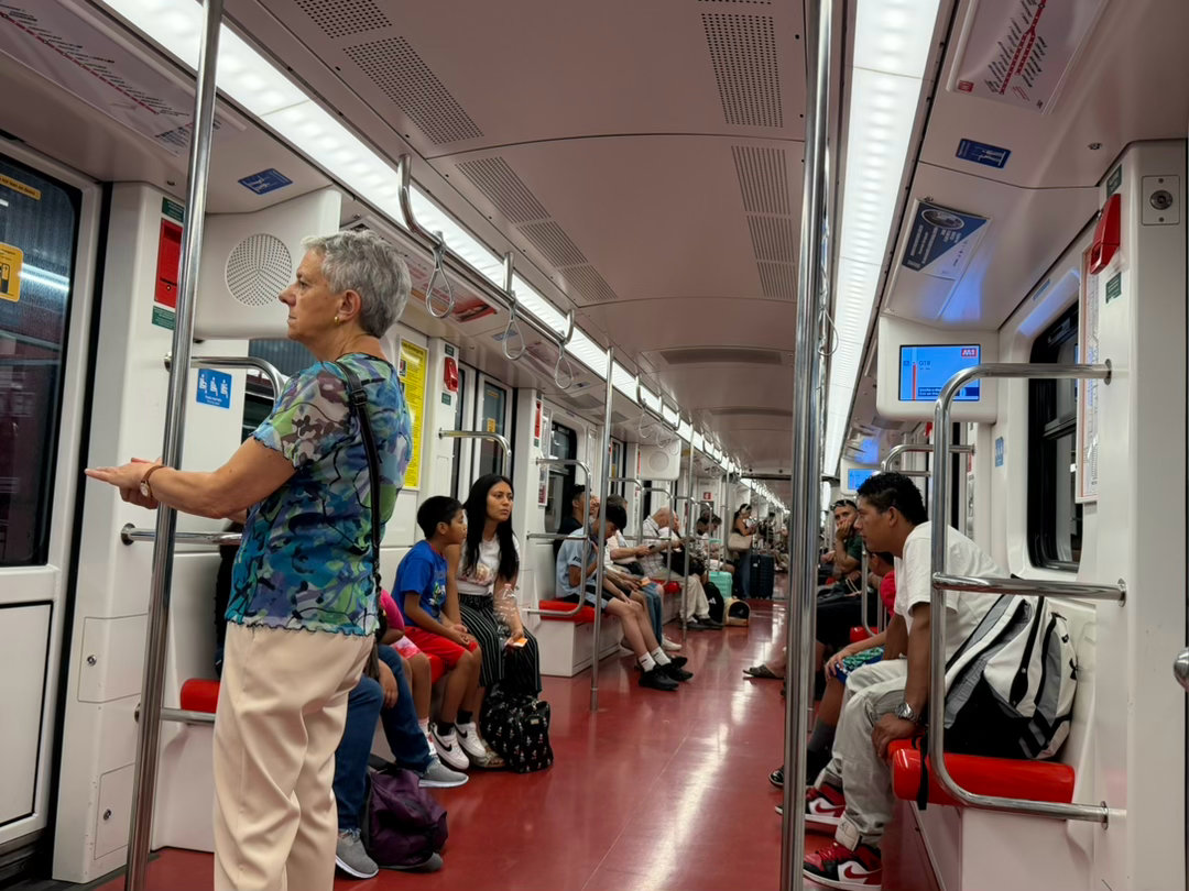 米兰地铁🚇还比较干净，没有特别脏兮兮的样子。 
