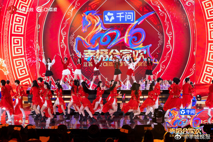 #江苏卫视春晚开场送来马年第一波甜# 当中国红遇上新春欢腾，当跃动身影点燃舞台流