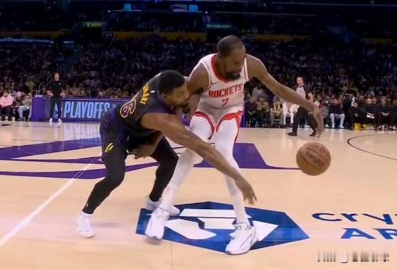 杜兰特运球直接被斯玛特抢断，随后还赔上犯规



杜兰特带球过半场，被斯玛特直接