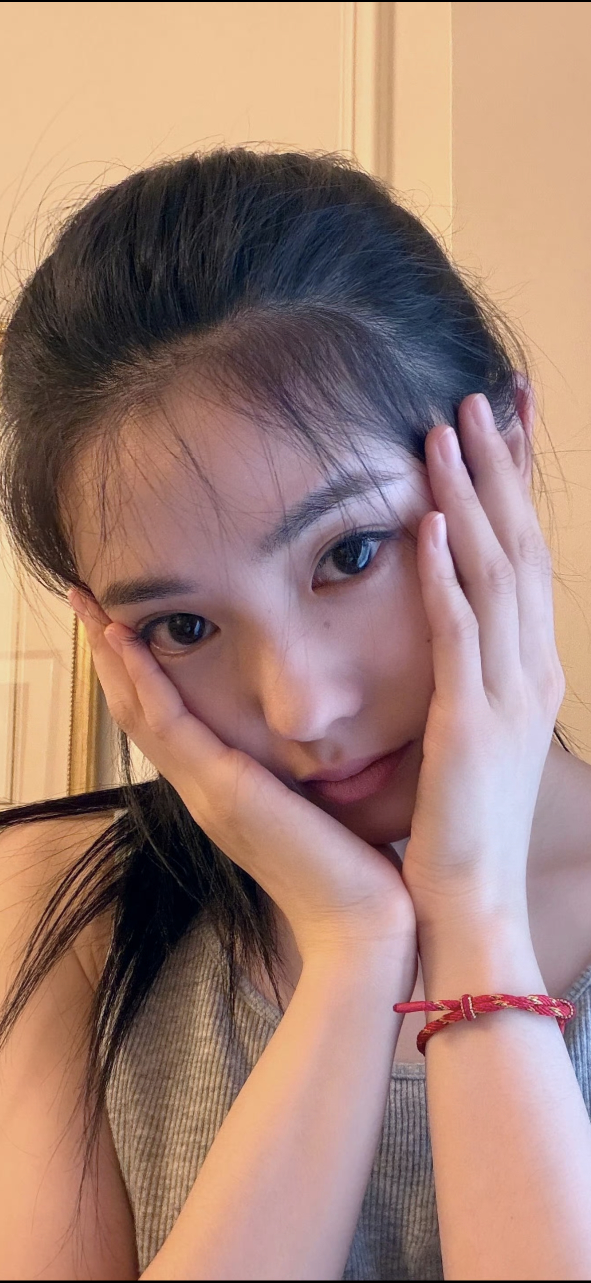 你们谁懂这张的美 像刚被小溪浸泡过的照片 皮肤和眼珠子都美成透明的了…..🫧 