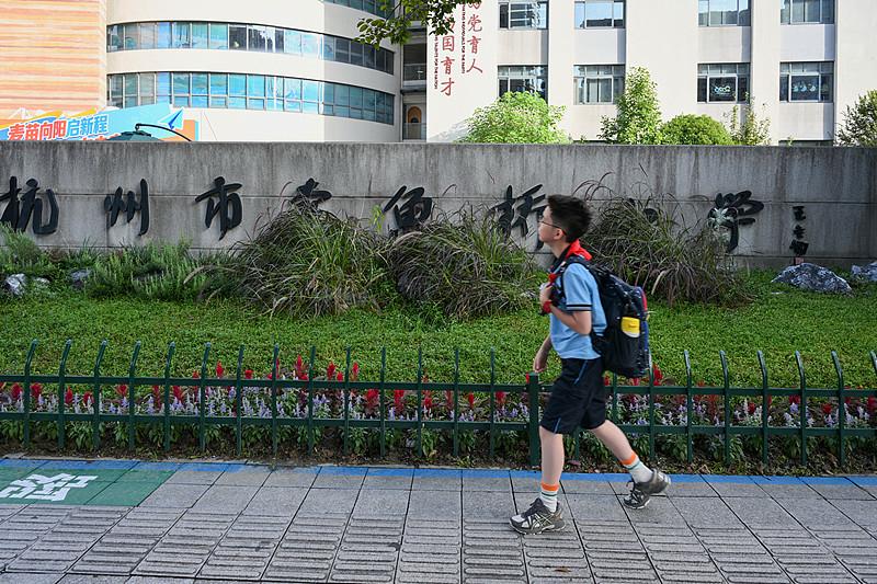 杭州13岁男孩父母双亡，邻居妈妈一个举动看哭全网：这盏灯，照亮了他的一生

放学