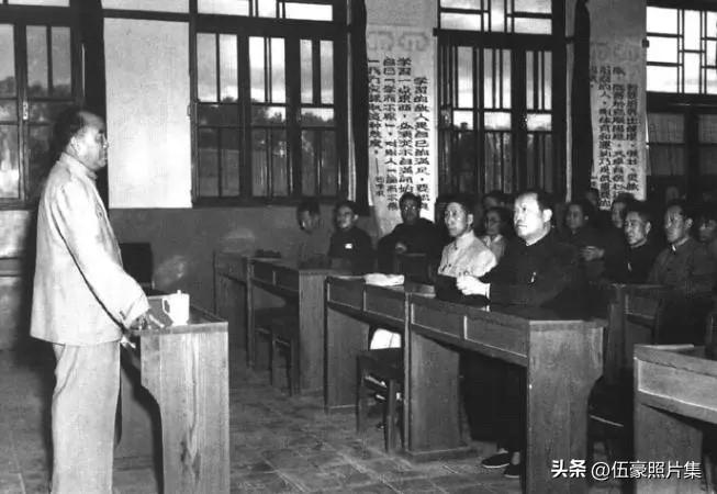 1955年6月17日，朱德元帅在呼和浩特视察期间，亲自向自治区干部作报告的场景。