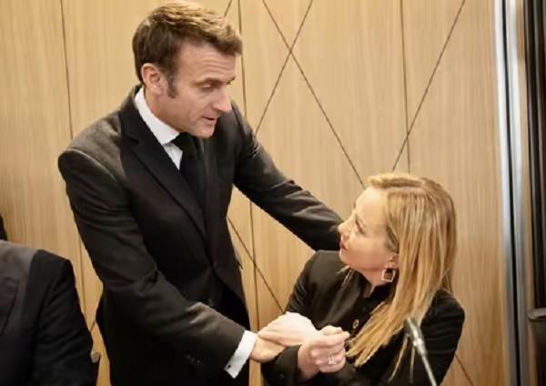 法国 紧急下单3万台空调。30000台空调，优先供给医院和 养老院 。
这个动作