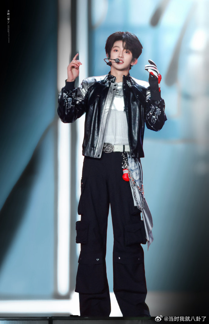 穆祉丞直播穆祉丞元宵舞台凭《白龙马》直接圈粉众人，今晚加盟《周五晚高疯》直播，少