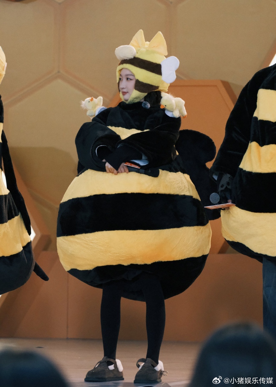 周冬雨不做演员想去养驴周五晚高疯这个回答真的打破对明星的所有滤镜，周冬雨不端着不